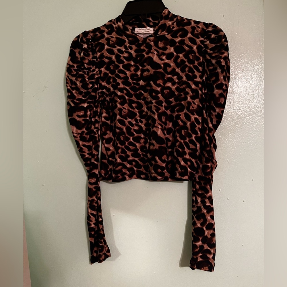 Full Circle Trends Animal Cheetah print top stretch medium part style